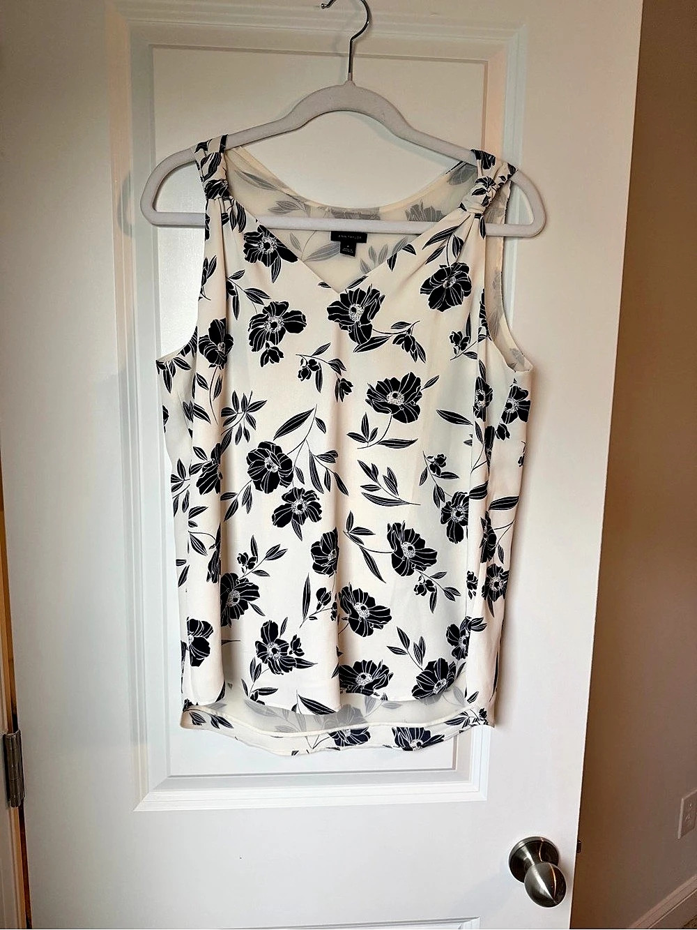 Ann Taylor Floral Sleeveless Blouse in White & Black Size Medium
